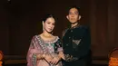 Untuk pertama kalinya, penyanyi berbakat ini tampil dalam balutan lehenga, pakaian tradisional India yang sarat dengan detail bordir rumit dan mewah.  [@andienaisyah].