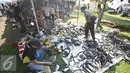Pengunjung melihat stir mobil pada event Otobursa Tumplek Blek 2016 di Jakarta, (28/5). Pameran otomotif outdoor terbesar di Asia Tenggara menyajikan berbagai produk otomotif, baik baru maupun bekas. (Liputan6.com/Immanuel Antonius)
