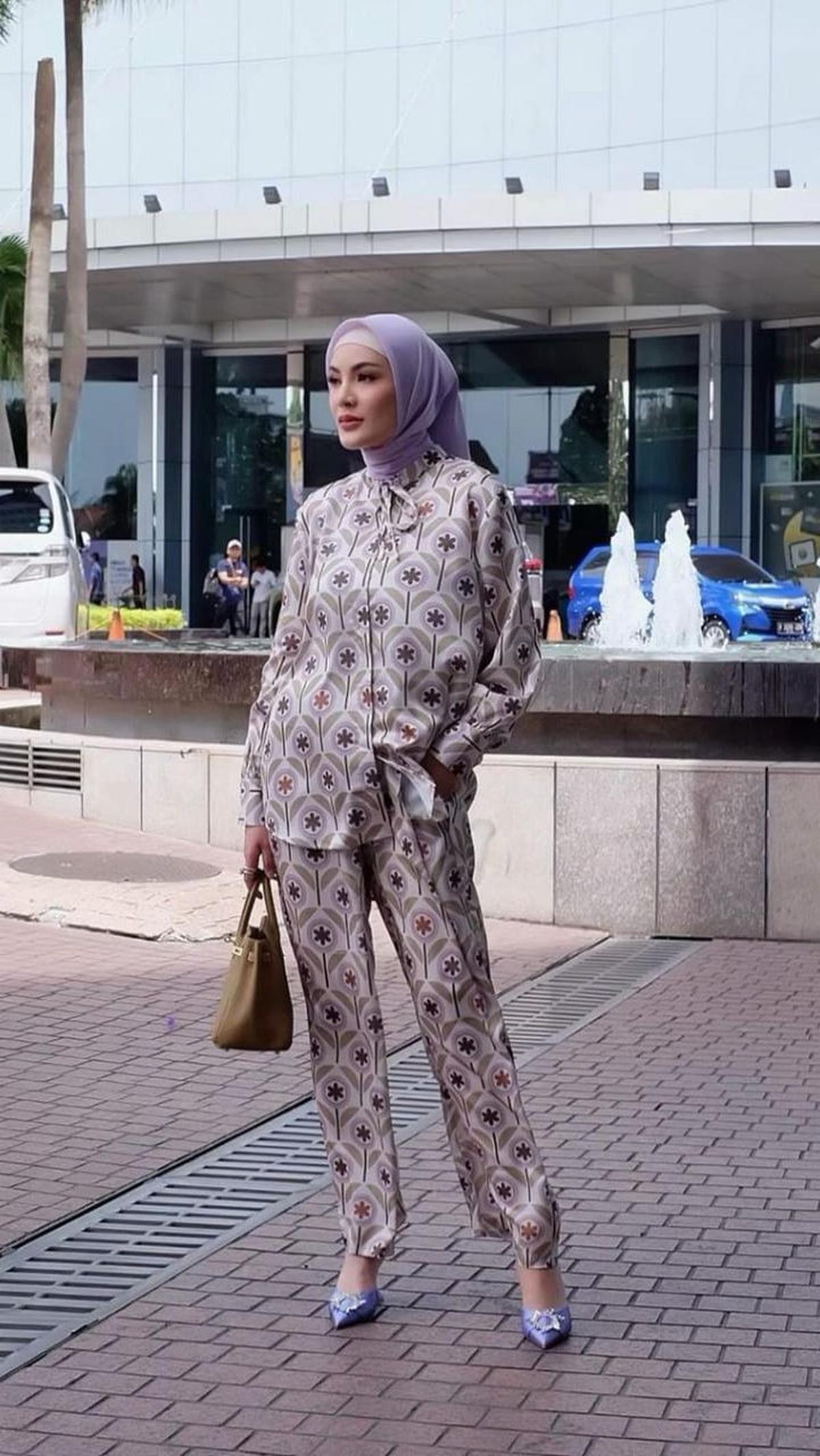 <b>Setelan Motif Satu Set, Gaya Simple ala Nindya Ayunda</b>