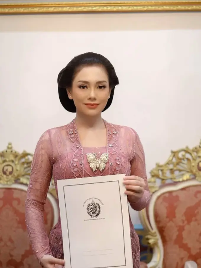 Pesona Ayu khas Putri Kerajaan Celine Evangelista Kenakan Kebaya Jawa Saat Dapat Gelar Kehormatan Keraton Surakarta Hadiningrat