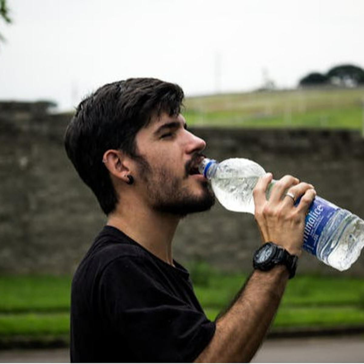Ilustrasi Pria yang sedang Meminum Air dari Botol Plastik