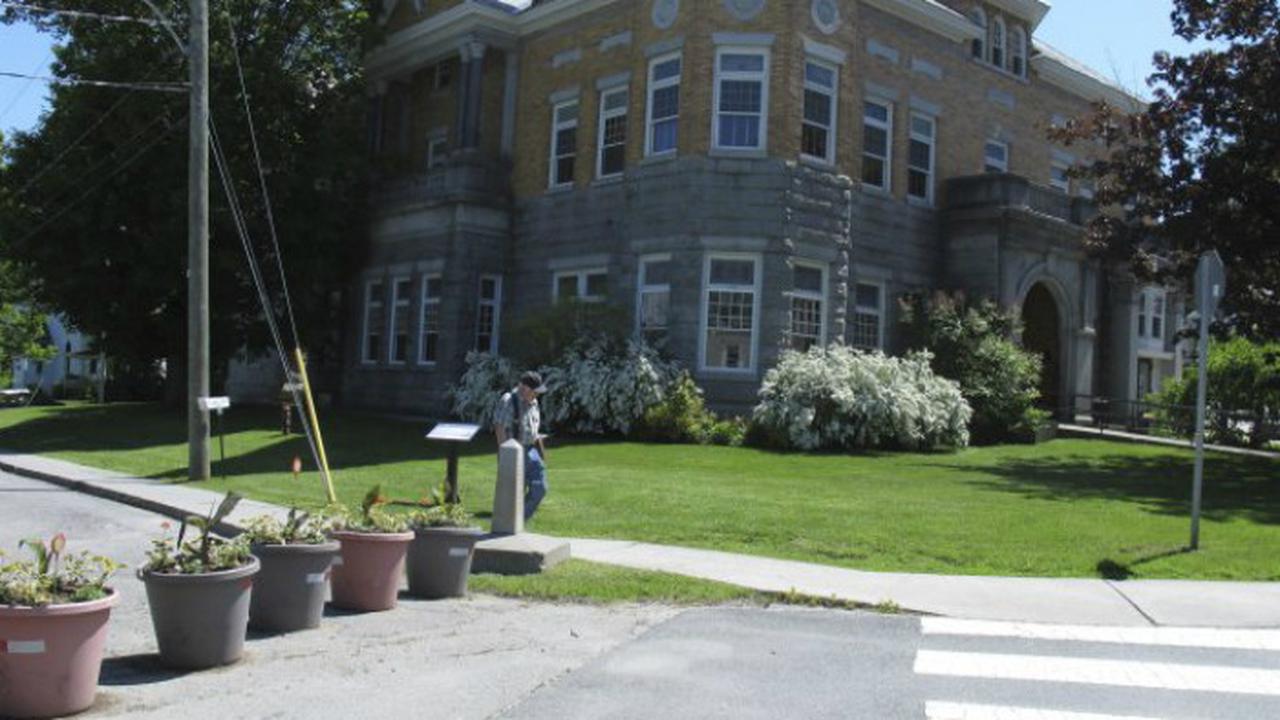 Rumah yang berdiri di perbatasan AS dan Kanada