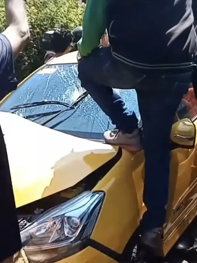 Wanita pengendara mobil yang viral usai terlibat aksi tabrak lari di Jalan Sultan Alauddin, Kecamatan Rappocini, Makassar.