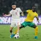 Calvin Verdonk tak hanya bertugas mematikan semua pergerakan lawan yang berani mendekat ke gawang Maarten Paes, melainkan juga sering melakukan tikaman dari sisi kiri via skema serangan balik. (Bola.com/Bagaskara Lazuardi)
