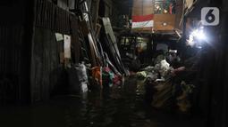 Kondisi banjir yang melanda Jalan Bangka, Jakarta, Rabu (4/1/2023). Hujan deras yang terjadi pada Rabu sore membuat Kali Mampang meluap hingga menyebabkan banjir di kawasan tersebut dengan ketinggian bervariasi mulai dari 40 hingga 60 cm. (Liputan6.com/Herman Zakharia)