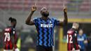 Striker Inter Milan, Romelu Lukaku melakukan selebrasi kemenangan 3-0 atas AC Milan usai berakhirnya laga lanjutan Liga Italia 2020/21 pekan ke-23 di San Siro Stadium, Minggu (21/2/2021). (AP/Antonio Calanni)