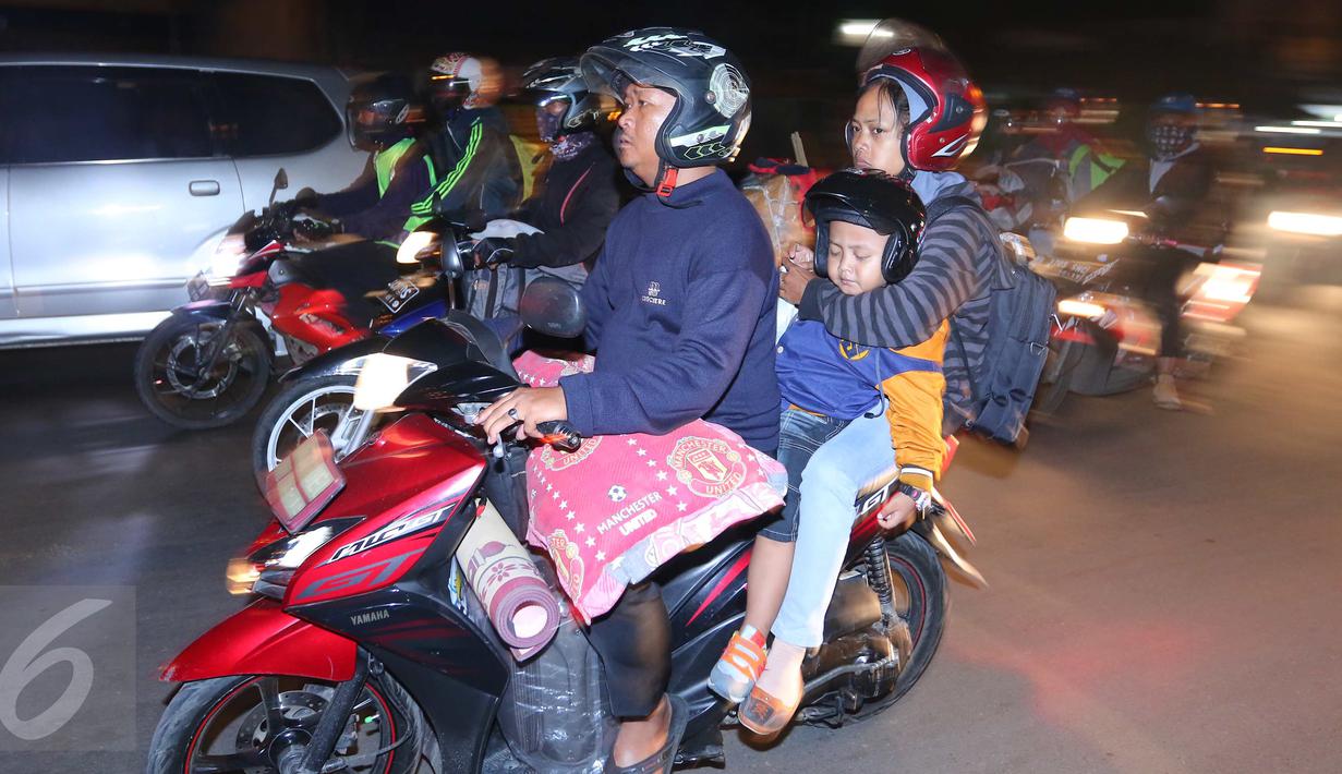 Pemudik motor dengan membawa anak kecil melintasi jalur Pantura, Jawa Barat, Jumat (1/7). Masih banyak pemudik dengan sepeda motor yang nekat membawa anak kecil dan melebihi kapasitas muatan. (Liputan6.com/Angga Yuniar)