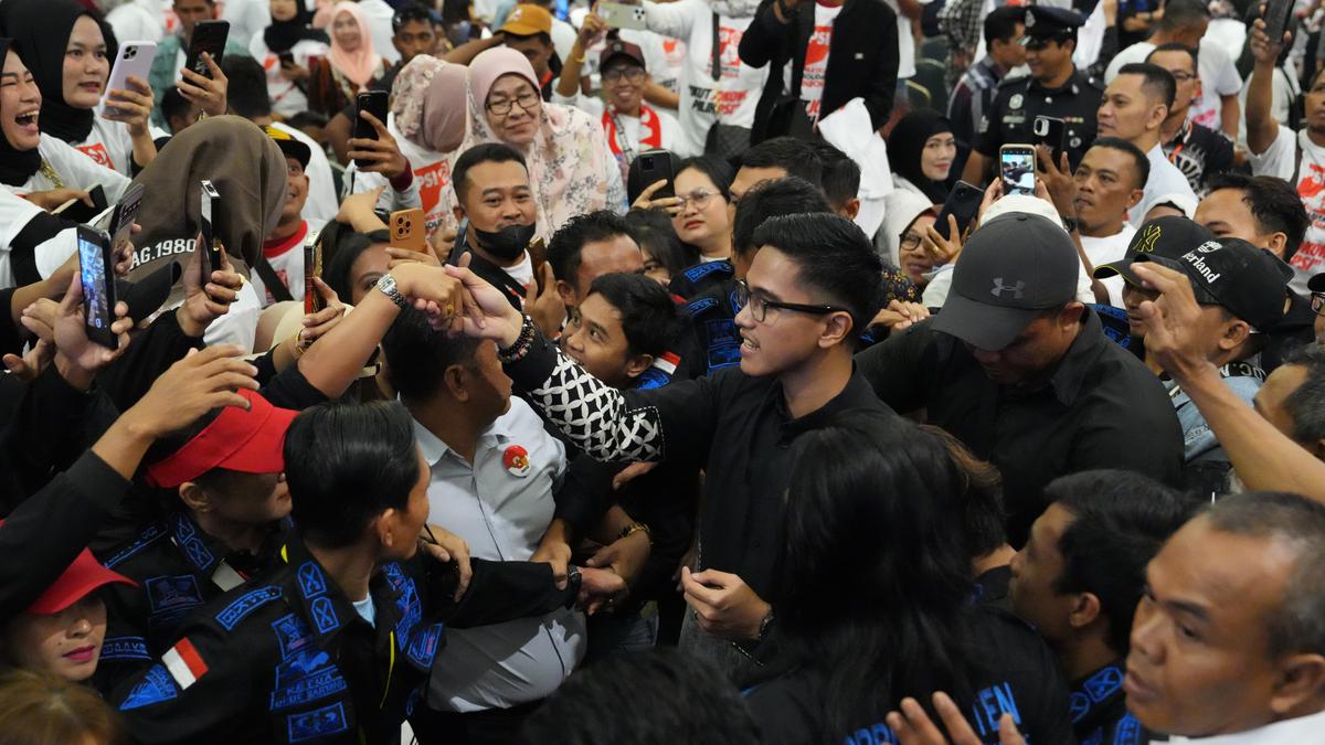 Kaesang Diserbu Pekerja Migran Indonesia untuk Swafoto saat Bertemu Relawan di Kuala Lumpur