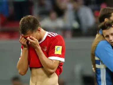 Sejumlah pemain Rusia tampak kecewa usai kalah dari Meksiko pada laga Grup A Piala Konfederasi 2017 di Kazan Arena, Kazan, Sabtu (24/6/2017). Rusia kalah 1-2 dari Meksiko. (EPA/Sergey Dolzhenko)