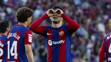Gelandang Barcelona Pedri merayakan gol kedua timnya yang dicetak ke gawang Rayo Vallecano pada pertandingan pekan ke-37 La Liga 2023/2024 di Estadi Olimpic Lluis Companys, Senin (20/05/2024) dini hari WIB. (AP Photo/Joan Monfort)