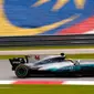 Pebalap Mercedes, Lewis Hamilton, menjadi yang tercepat pada sesi kualifikasi F1 GP Malaysia di Sirkuit Sepang, Malaysia, Sabtu (30/9/2017). (Bola.com/Twitter/MercedesAMGF1)