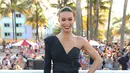 Pose Ilfenesh Hadera saat tiba menghadiri acara premiere film 'Baywatch' di Miami, Florida, AS (13/5). film Baywatch akan dirilis pada 19 Mei 2017 mendatang. (Photo by Omar Vega/Invision/AP)