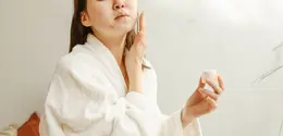 Bukan sekadar eksfoliasi, azelaic acid punya manfaat untuk membantu menenangkan kulit, mengurangi kemerahan, dan meratakan warna kulit. (Foto/Dok: Pexels)