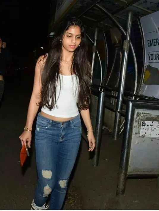 Paras cantik gadis berusia 17 tahun ini memang tak diragukan lagi. Tak heran jika apapun yang dilakukan Suhana di media sosial selalu menjadi daya tarik orang-orang yang melihatnya. (Instagram/suhana_khan3)