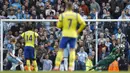 Kiper Everton, Maarten Stekelenburg, menepis penalti gelandang Manchester City, Kevin De Bruyne, pada laga Premier League di Stadion Ettihad, Manchester, Sabtu (15/10/2016). Kedua tim bermain imbang 1-1. (Reuters/Phil Noble)