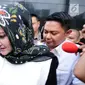 Istri Setya Novanto, Deisti Astriani Tagor (tengah) meninggalkan Gedung KPK, Jakarta, Senin (22/1). Deisti diperiksa terkait kasus dugaan merintangi penyidikan perkara e-KTP dengan tersangka Fredrich Yunadi. (Liputan6.com/Helmi Fithriansyah)