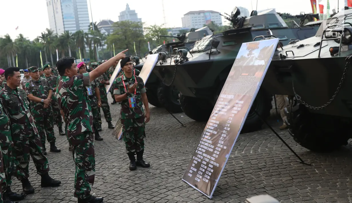 Panglima TNI, Marsekal TNI Hadi Tjahjanto saat meninjau kendaraan taktis pada pameran Alat Utama Sistem Persenjataan TNI di Kawasan Monas, Jakarta, Kamis (27/9). Pameran ini berlangsung hingga 29 September. (Liputan6.com/Helmi Fithriansyah)