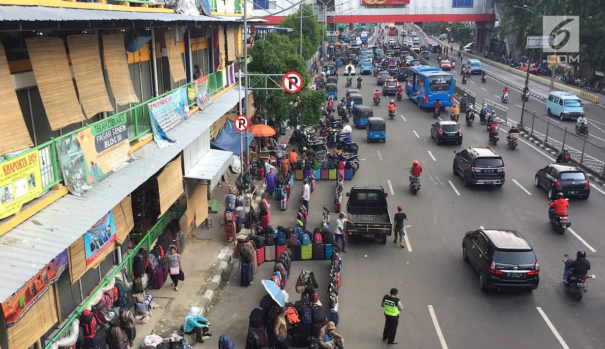 PKL dan parkir liar memadati trotoar serta bahu jalan di kawasan Pasar Senen, Jakarta, Kamis (7/2). Selain mengganggu pejalan kaki, kondisi tersebut juga menghambat arus lalu lintas. (Liputan6.com/Immanuel Antonius)