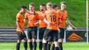 Pemain KMSK Deinze merayakan gol ketiga timnya yang dicetak oleh Marselino Ferdinan (kiri) saat laga lanjutan Divisi 2 Belgia 2022/2023 melawan Virton di Stadion Burgemeester Van De Wiele, Sabtu (22/04/2023) malam WIB. Melalui gol perdana Marselino, KMSK Deinze berhasil menang dengan skor 3-1. (Twitter/@KMSKDeinze)