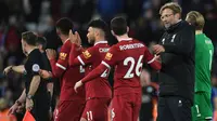 Manajer Liverpool, Jurgen Klopp mengucapkan selamat kepada timnya, Andrew Robertson seusai laga pekan ke-21 Premier League kontra Leicester City di Anfield, Sabtu (30/12). Liverpool menutup tahun 2017 dengan kemenangan 2-1. (Paul ELLIS / AFP)