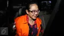 Anggota Komisi V DPR RI, Damayanti Wisnu Putranti (DWP) tersenyum usai menjalani pemeriksaan KPK, Jakarta, Senin (21/3). Kedatangan DWP untuk keperluan proses administrasi dengan penyidik KPK. (Liputan6.com/Helmi Afandi)
