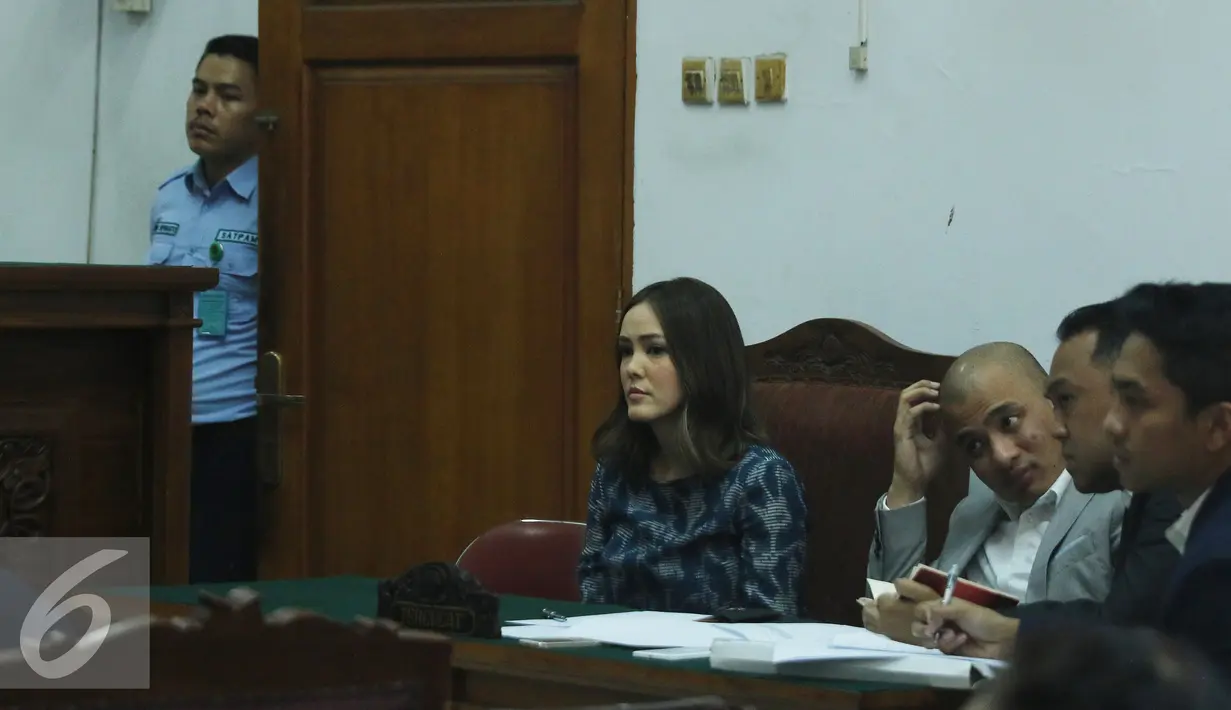 Mantan VJ MTV, Cathy Sharon saat menjalani sidang perceraian di PN Jakarta Selatan, Senin (7/3/2016). Diberitakan sebelumnya, Eka suami Cathy Sharon mengajukan permohonan cerai pada 1 Desember 2015. (Liputan6.com/Herman Zakharia)