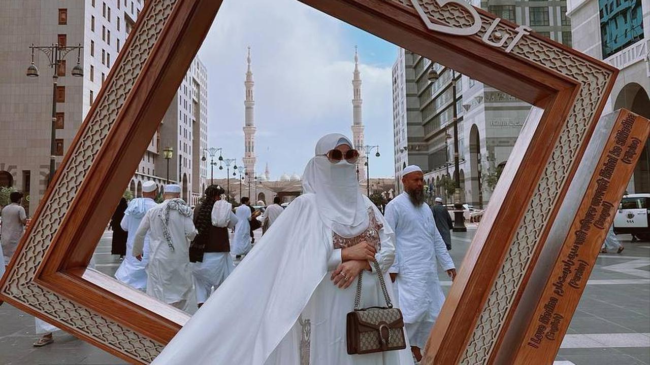 8 Potret Isa Zega yang Santai Bergaya dengan Cadar Saat Umrah, Disebut Nistakan Agama - Identitasnya Jadi Sorotan