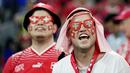 Suporter Swiss saat menyaksikan pertandingan melawan Serbia pada laga Piala Dunia 2022, Jumat (2/12/2022). (AP Photo/Ricardo Mazalan)