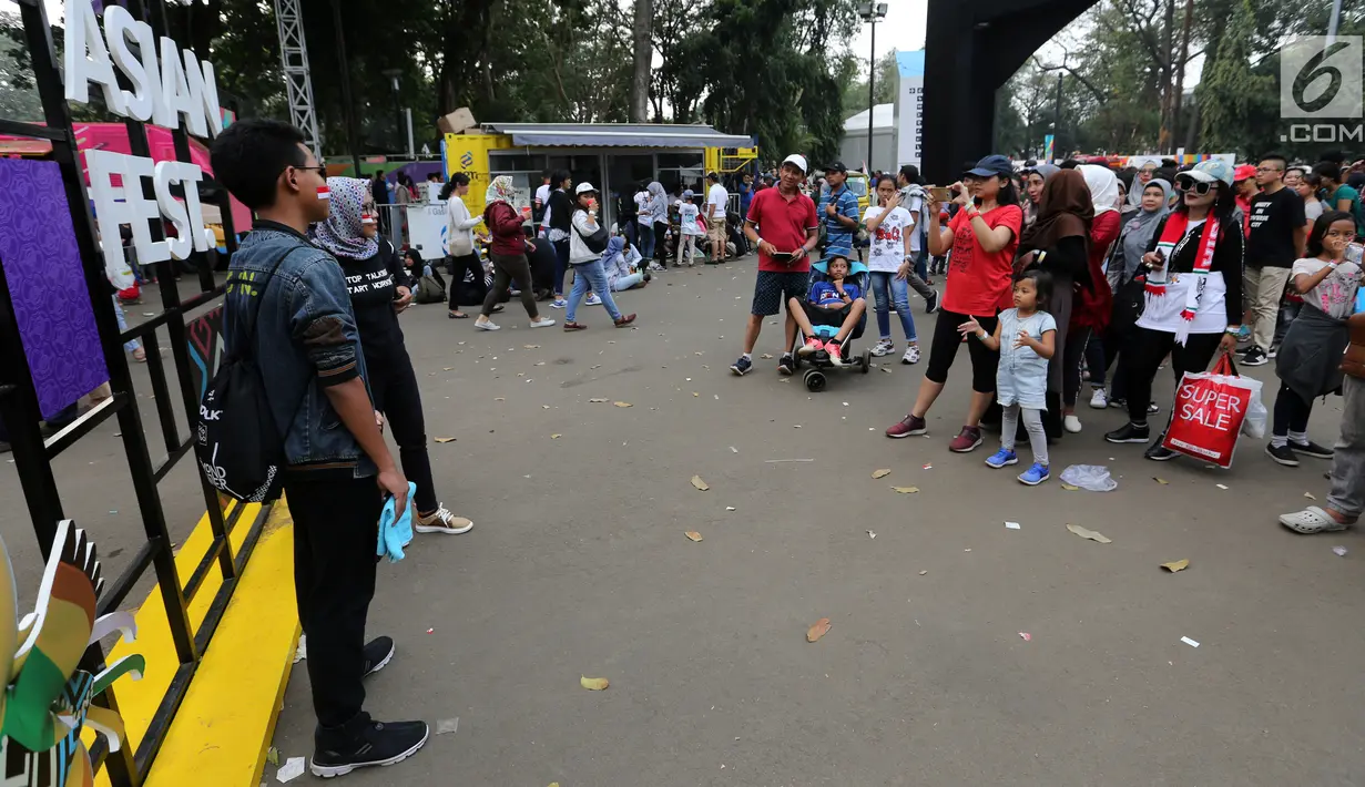 Calon penonton antre untuk foto di landmark Asian Festival 2018 di kawasan Gelora Bung Karno Senayan, Jakarta, Minggu (2/9). Jelang Closing Ceremony Asian Games 2018 calon penonton memadati komplek GBK. (Liputan6.com/Fery Pradolo)