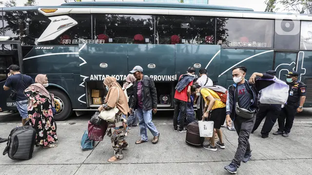 FOTO: Terminal Grogol Mulai Dipadati Pemudik