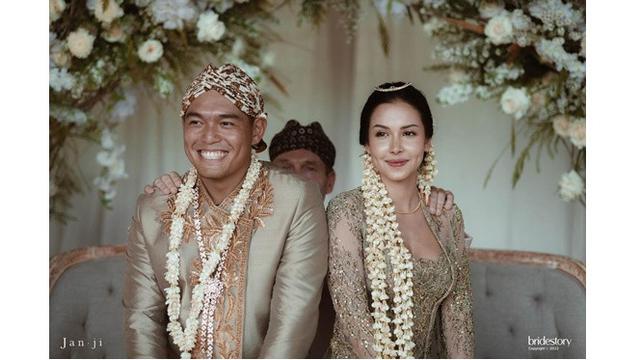 7 Momen Pernikahan Estelle Linden di Bali, Romantis dengan Pemandangan Laut