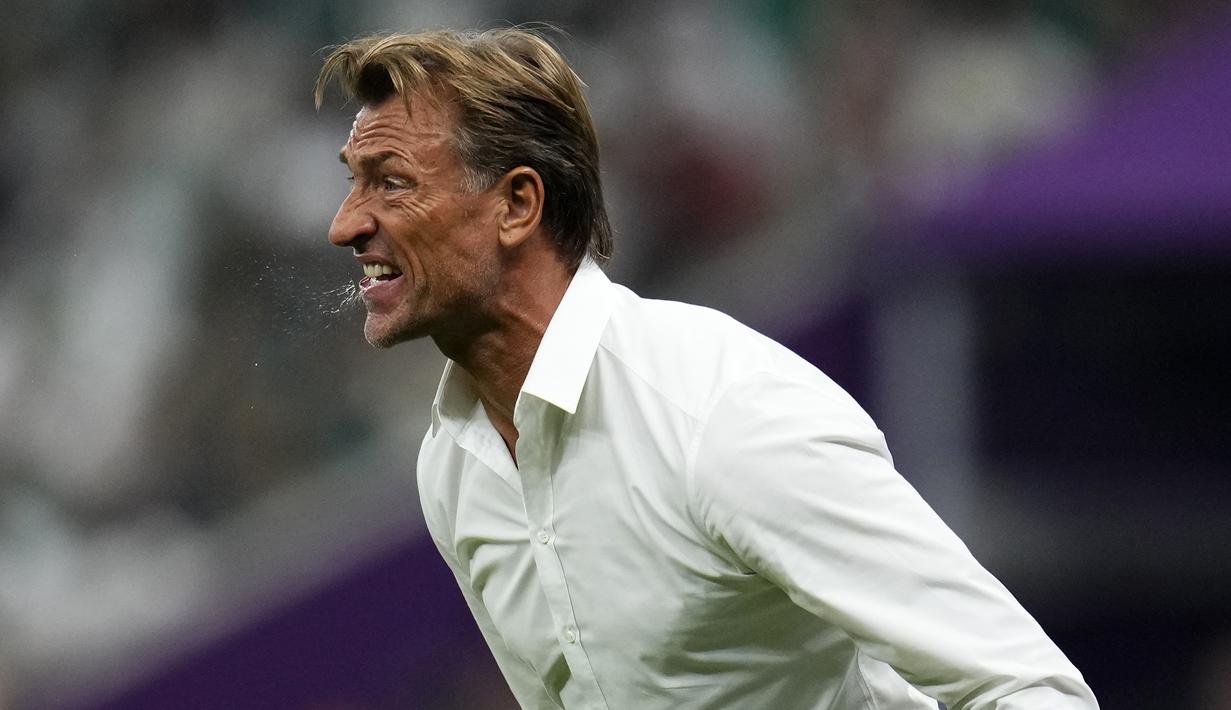 Timnas Arab Saudi yang mampu menghadirkan kejutan di laga awal Grup C dengan membekuk salah satu tim unggulan Argentina nyatanya harus tersingkir dan gagal lolos ke babak 16 besar Piala Dunia 2022. Usai mempecundangi Lionel Messi dkk, tim besutan Herve Renard tersebut harus kalah dalam dua laga berikutnya. Terakhir pada matchday ketiga, Arab Saudi takluk 1-2 dari Meksiko, meski sepanjang laga sang pelatih penuh totalitas memompa semangat para pemainnya. (AP/Manu Fernandez)