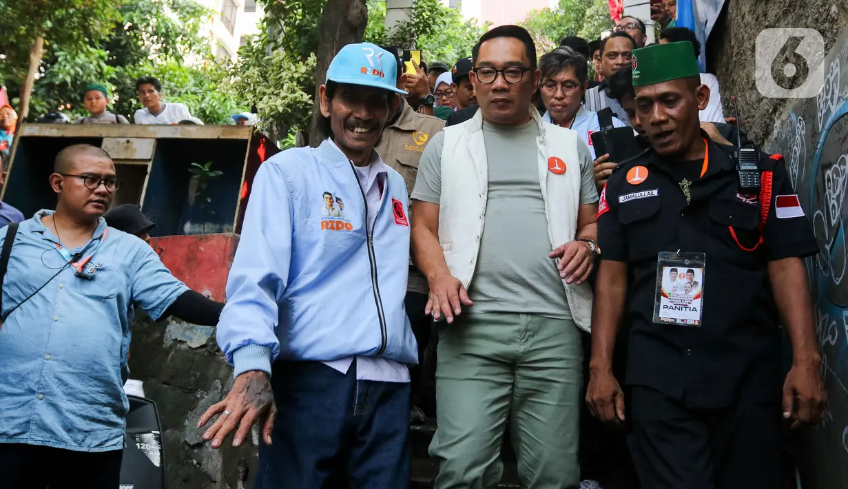 Calon Gubernur Jakarta nomor urut 1, Ridwan Kamil saat datang menemui warga di Pancoran, Jakarta, Rabu (30/10/2024). (Liputan6.com/Herman Zakharia)