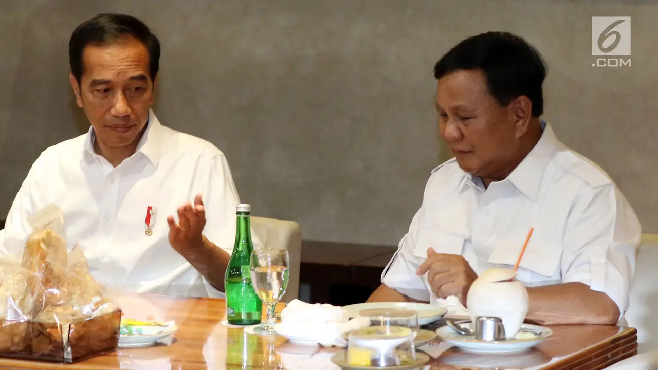 Penuh Tawa, Jokowi-Prabowo Makan Sate Bersama