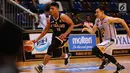 Pemain Pelita Jaya, Andrey Rido Mahardika (kiri) melewati kawalan pebasket Satya Wacana Salatiga, Andre Adrianno pada laga Perbasi Cup 2017 di Britama Arena, Jakarta, Senin (6/11). Pelita Jaya unggul 92-46. (Liputan6.com/Helmi Fithriansyah)
