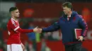 Manager Manchester United, Louis van Gaal  bersalaman dengan Andreas Pereira after the match usai menang atas Sheffield United pada laga Piala FA di Old Trafford, Minggu (10/1/2016) dini hari WIB. (Reuters/Jason Cairnduff)