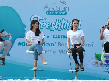 Koreografer Evelinn Kurniadi (kanan) bersama aktris Devi Lanni (kedua kanan) dan Andalan Feminine Care Brand Talent Sonya Pandarmawan (kedua kiri) hadir sebagai pembicara dalam acara bertajuk Andalan Freshtival Special Kartini Day di Senayan, Jakarta, Minggu (21/4). (Liputan6.com/Immanuel Antonius)