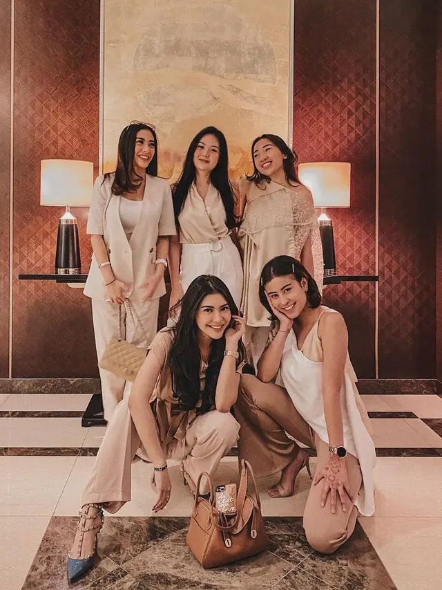 7 Potret Kedekatan Rica Andriani dan Awkarin, Sering Hangout Bareng