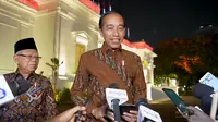 Jokowi mengenakan batik berwarna sogan dalam perhelatan Istana Berbatik untuk memperingati Hari Batik Nasional, Minggu (1/10). (Foto: Tangkapan layar Youtube Sekretariat Presiden).