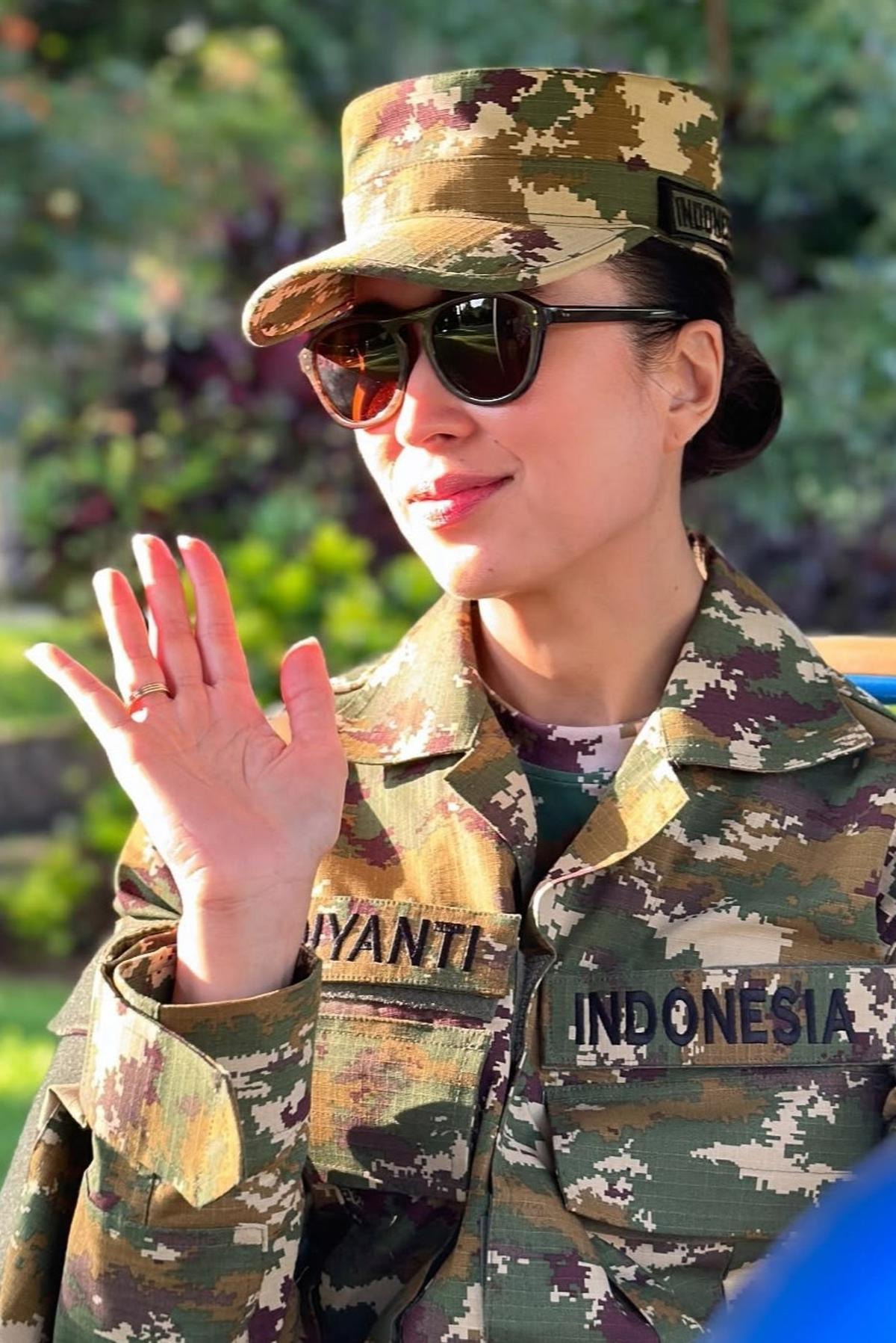 Cantiknya Menpar Widiyanti Wardhana Pakai Baju Loreng Komcad saat Digembleng Prabowo di Akmil Magelang