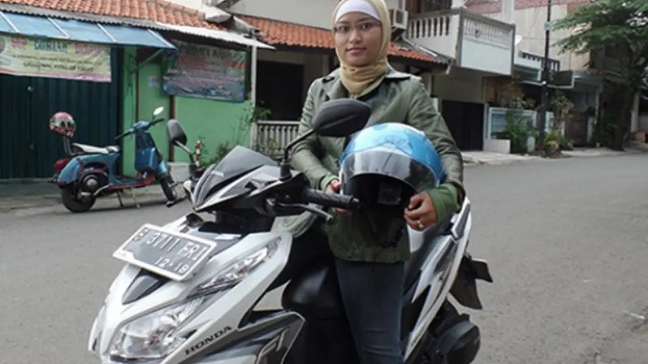 [Bintang] Pengendara Motor Berhijab