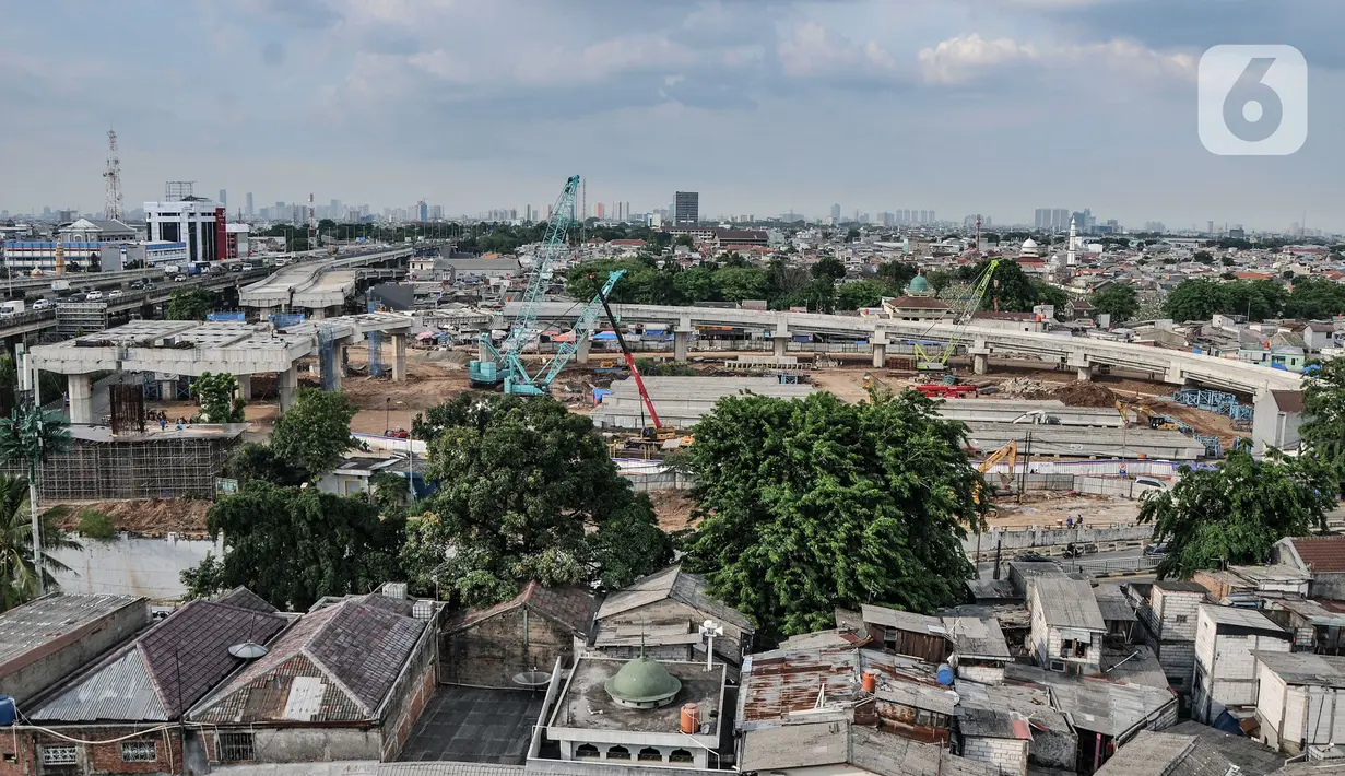 Pekerja menyelesaikan proyek pembangunan Jalan Tol Bekasi-Cawang-Kampung Melayu (Becakayu) Seksi 1, D.I Panjaitan, Jakarta, Kamis (18/11/2021). Pembangunan Tol Becakayu Seksi 1 sepanjang 16, 01 ditargetkan rampung pada akhir 2021. (merdeka.com/Iqbal S Nugroho)