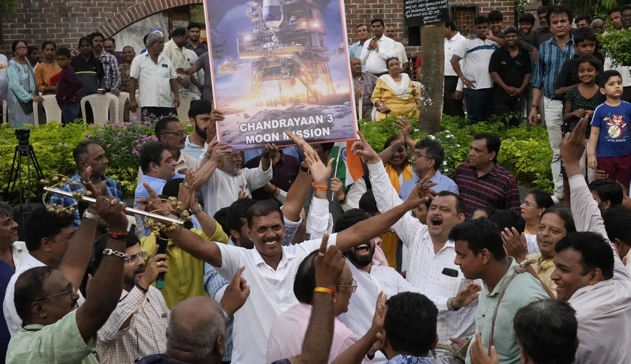 Orang-orang bergembira saat mereka menonton siaran langsung pendaratan Chandrayaan-3, atau “pesawat bulan” dalam bahasa Sansekerta, di Mumbai, India, Rabu, 23 Agustus 2023. AP Photo/Rajanish Kakade)