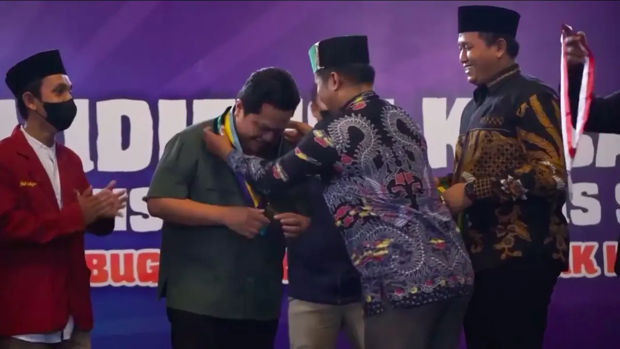 Menteri BUMN dikalungkan Gordon oleh Ketua Cabang HMI Banyuwangi  Nauval Winartono saat menghadiri acara “Rembug Generasi Muda untuk Kemajuan Indonesia”.