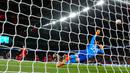 Pemain Inggris Harry Kane mencetak gol ke gawang Jerman dari titik penalti pada pertandingan sepak bola UEFA Nations League di Stadion Wembley, London, Inggris, 26 September 2022. Pertandingan berakhir imbang 3-3. (AP Photo/Alastair Grant)
