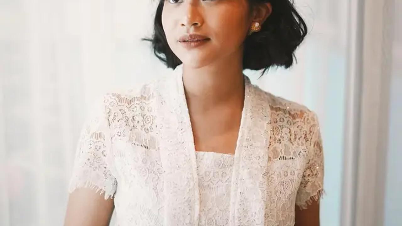 Gaya Adira Kania anak Ikke Nurjanah pakai kebaya. (sumber: Instagram/adirakania)