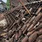 Seorang warga melintas di dekat rumah warga yang ambruk setelah diguncang gempa di Dusun Krajan, Majangtengah, Dampit, Kabupaten Malang, Minggu (11/4/2021). Sejumlah rumah yang rusak berat terpaksa dirobohkan untuk meminimalisir adanya korban jika terjadi gempa susulan (merdeka.com/Nanda F. Ibrahim)