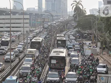 Sejumlah kendaraan terjebak kemacetan di Kawasan Jalan Jenderal Gatot Subroto, Jakarta, Jumat (16/5/2025). (Liputan6.com/Angga Yuniar)