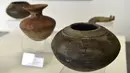 Sejumlah bejana yang ditemukan di Ekuador ditampilkan di Museum Nasional, Quito, Ekuador, Rabu (25/7). Institut Nasional Warisan Budaya (INPC) telah memulihkan 13 kepingan artefak pra-Hispanik. (Rodrigo BUENDIA/AFP)