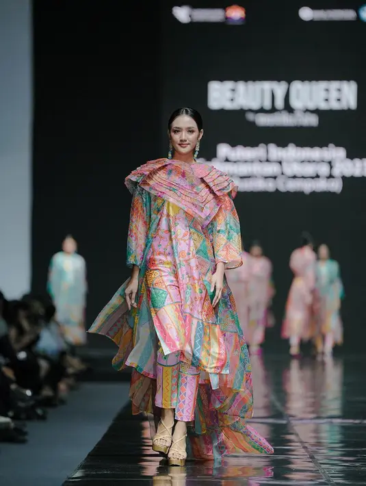 Mustika Cempaka terlihat playful gaun A-line yang memiliki aksen ruffle. Outfit ini dipercantik dengan nuansa Victorian dengan collar bertumpuk [@officialputeriindonesia]